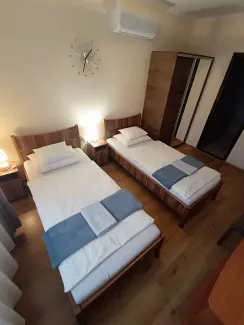 Földszinti, külön ágyas, 1. számú szoba
