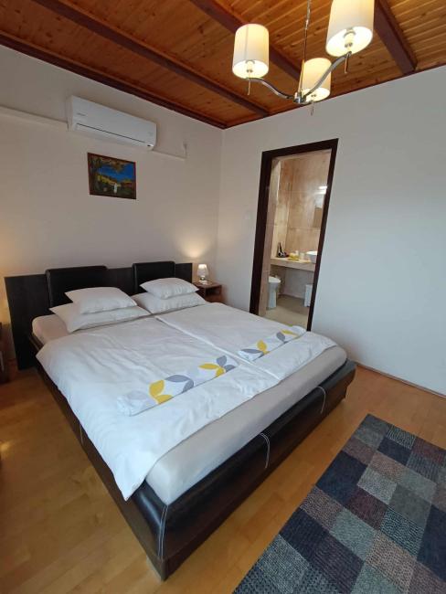 Második emeleti, franciaágyas, 10. számú szoba