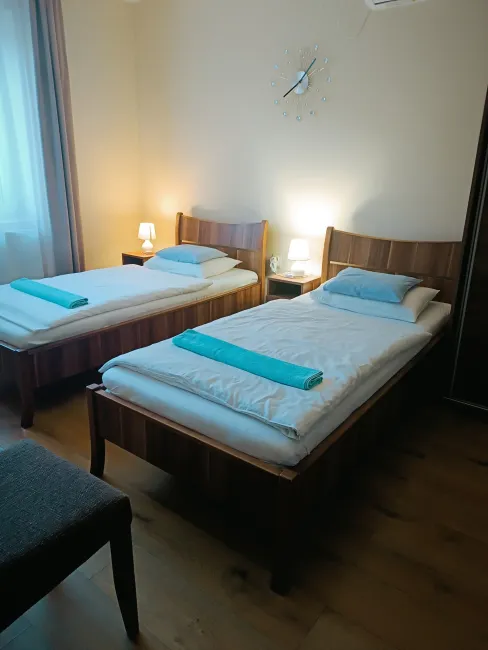 Földszinti, külön ágyas, 1. számú szoba