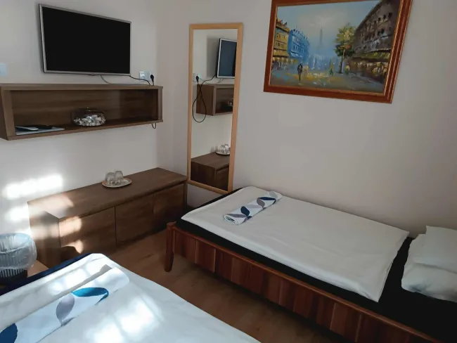 Földszinti, külön ágyas, 2. számú szoba