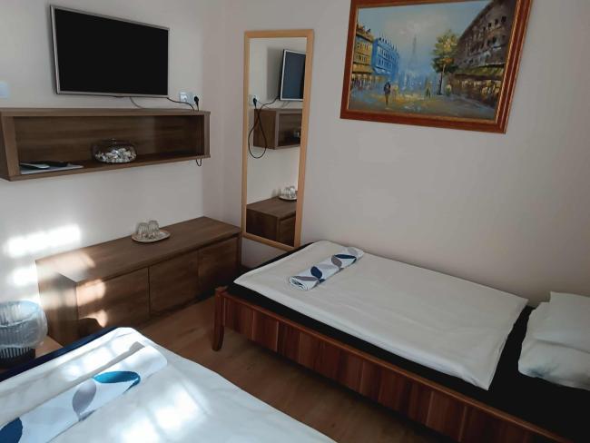 Földszinti, külön ágyas, 2. számú szoba