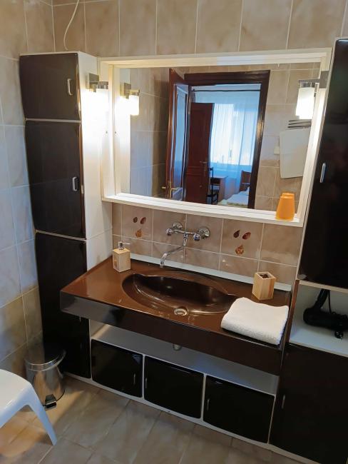 Földszinti, külön ágyas, 2. számú szoba