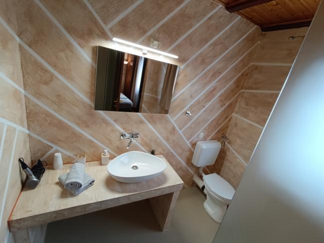 Második emeleti, kis, franciaágyas, 8. számú szoba