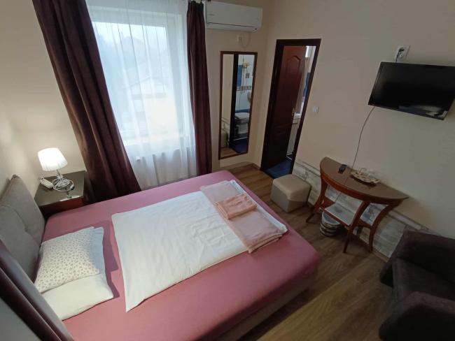 Első emeleti, kis, franciaágyas, 4. számú szoba