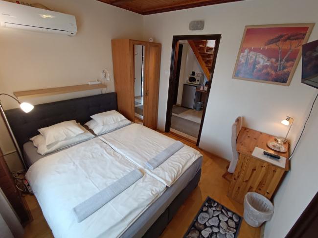 Második emeleti, kis, franciaágyas, 8.s zámú szoba