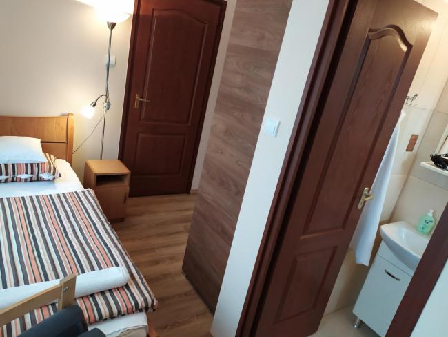 Első emeleti, egyágyas, 7. számú szoba