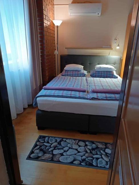 Második emeleti, kis, franciaágyas, 8. számú szoba