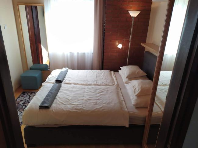 Második emeleti, kis, franciaágyas, 8. számú szoba