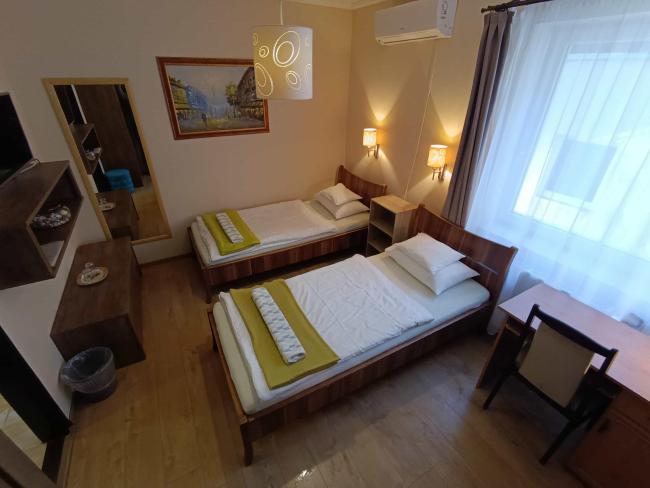 Földszinti, külön ágyas, 2. számú szoba