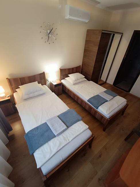 Földszinti, külön ágyas, 1. számú szoba