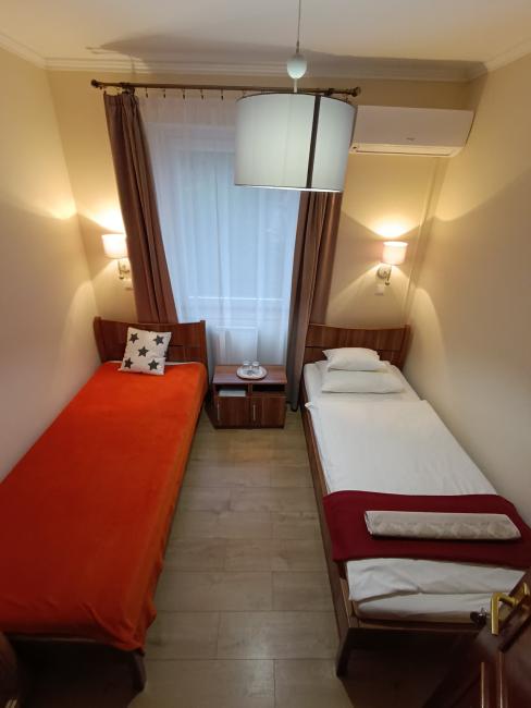 Földszinti, külön ágyas, 3. számú szoba